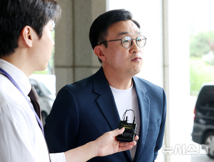 [서울=뉴시스] 이영환 기자 = 최지우 국민의힘 미디어법률단 단장이 서울중앙지검에서 진행되는 고발인 조사 출석에 앞서 발언을 하고 있다. 국민의힘 미디어특별위원회(위원장 이상휘)와 미디어법률단은 성명불상의 중앙선거관리위원회 공무원 등을 업무상 횡령죄 혐의로 검경 합동수사본부에 지난달 17일 고발했다. 2026.07.02. 20hwan@newsis.com