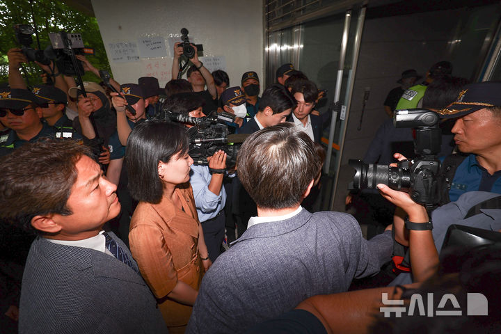 [서울=뉴시스] 김근수 기자 = 윤상현 국조특위 위원장과 6·3 지방선거 투표용지 부족 사태를 조사 중인 국회 국정조사특별위원회 위원들이 2일 서울 송파구 올림픽공원 내 개표소 내부로 진입을 대기하고 있다. 2026.07.02. ks@newsis.com