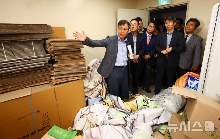 [서울=뉴시스] 김근수 기자 = 6·3 지방선거 투표용지 부족 사태를 조사 중인 윤상현 국회 국정조사특별위원회 위원장을 비롯한 위원들이 2일 서울 송파구 올림픽공원 내 개표소 내부를 둘러보고 있다.2026.07.02. ks@newsis.com