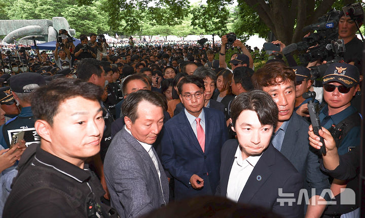 [서울=뉴시스] 김근수 기자 = 윤상현 국조특위 위원장과 6·3 지방선거 투표용지 부족 사태를 조사 중인 국회 국정조사특별위원회 위원들이 2일 서울 송파구 올림픽공원 내 개표소 내부로 진입을 대기하고 있다. 2026.07.02. ks@newsis.com
