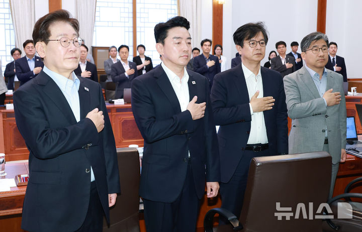 [서울=뉴시스] 조성봉 기자 = 이재명 대통령이 2일 청와대에서 열린 수석보좌관회의에서 국민의례를 하고 있다.왼쪽부터 이 대통령, 강훈식 비서실장, 성기홍 홍보수석, 류덕현 재정기획보좌관. (청와대통신사진기자단) 2026.07.02. suncho21@newsis.com