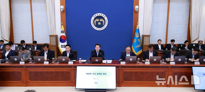 [서울=뉴시스] 조성봉 기자 = 이재명 대통령이 2일 청와대에서 열린 수석보좌관회의에서 발언을 하고 있다. (청와대통신사진기자단) 2026.07.02. suncho21@newsis.com