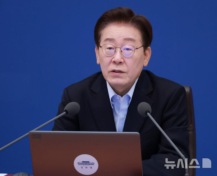 [서울=뉴시스] 조성봉 기자 = 이재명 대통령이 2일 청와대에서 열린 수석보좌관회의에서 발언을 하고 있다. (청와대통신사진기자단) 2026.07.02. suncho21@newsis.com