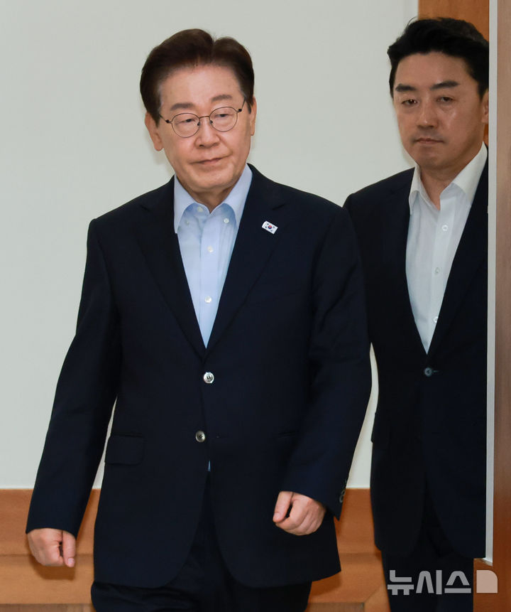 [서울=뉴시스] 조성봉 기자 = 이재명 대통령이 2일 청와대에서 열린 수석보좌관회의에서 강훈식 비서실장과 함께 입장하고 있다. (청와대통신사진기자단) 2026.07.02. suncho21@newsis.com