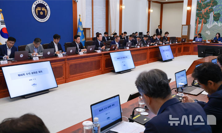 [서울=뉴시스] 조성봉 기자 = 이재명 대통령이 2일 청와대에서 열린 수석보좌관회의에서 발언을 하고 있다. (청와대통신사진기자단) 2026.07.02. suncho21@newsis.com