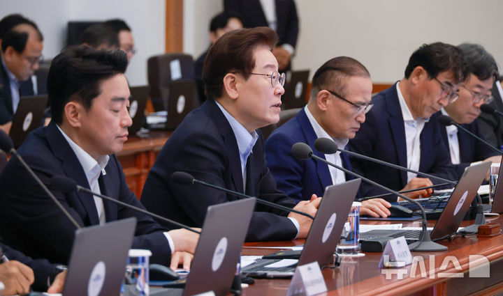 [서울=뉴시스] 조성봉 기자 = 이재명 대통령이 2일 청와대에서 열린 수석보좌관회의에서 발언을 하고 있다. (청와대통신사진기자단) 2026.07.02. suncho21@newsis.com