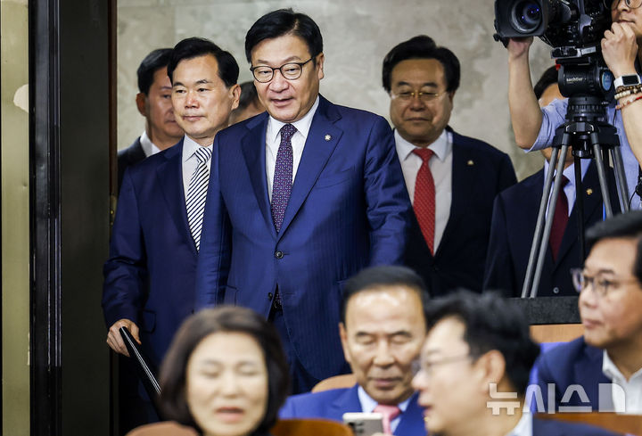 [서울=뉴시스] 정병혁 기자 = 정점식 국민의힘 원내대표가 2일 서울 여의도 국회에서 열린 의원총회에 참석하고 있다. 2026.07.02. jhope@newsis.com