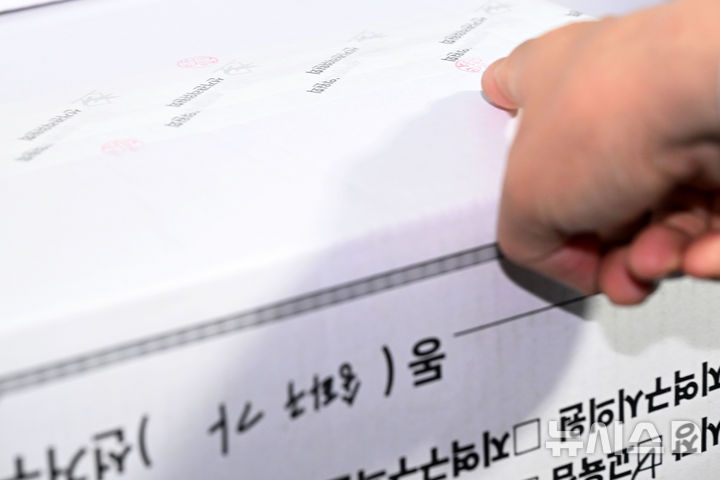 [서울=뉴시스] 국회사진기자단 = 6·3 지방선거 투표용지 부족 사태를 조사 중인 윤상현 국회 국정조사특별위원회 위원장을 비롯한 위원들이 서울 송파구 올림픽공원 내 개표소 찾은 2일 개표소에서 선관위 관계자 투표지 보관박스에 찍힌 도장을 가르키고 있다. 2026.07.02. photo@newsis.com