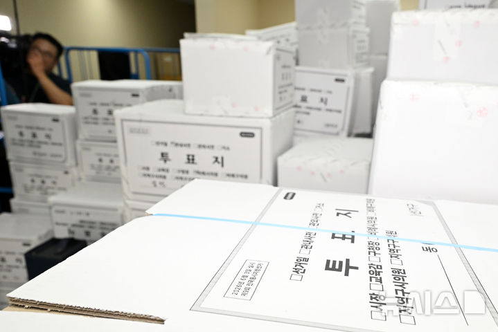 [서울=뉴시스] 국회사진기자단 = 6·3 지방선거 투표용지 부족 사태를 조사 중인 윤상현 국회 국정조사특별위원회 위원장을 비롯한 위원들이 서울 송파구 올림픽공원 내 개표소 찾은 2일 개표소 내부에 투표지 보관박스가 쌓여 있다. 2026.07.02. photo@newsis.com