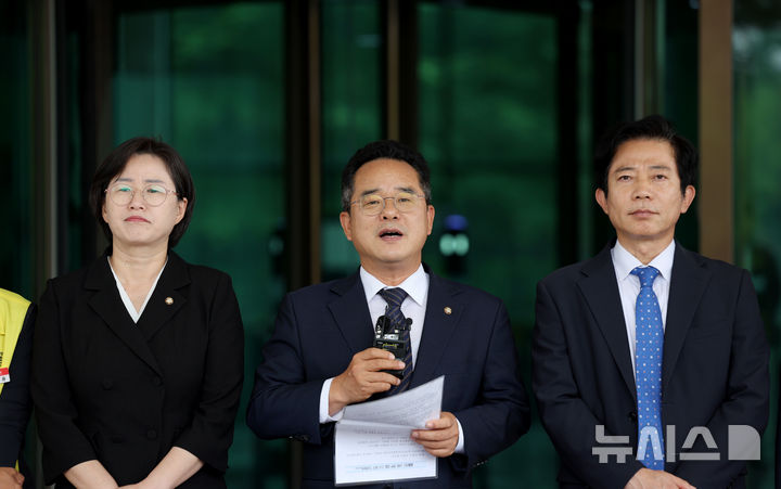 [서울=뉴시스] 김진아 기자 = 민병덕 더불어민주당 을지로위원회 위원장이 2일 서울 서초구 대검찰청 앞에서 열린 더불어민주당 을지로위원회ㆍMBK홈플러스사태해결 TF 주최 홈플러스 사태 관련 검찰 수사 촉구 기자회견에서 발언을 하고 있다. 2026.07.02. bluesoda@newsis.com