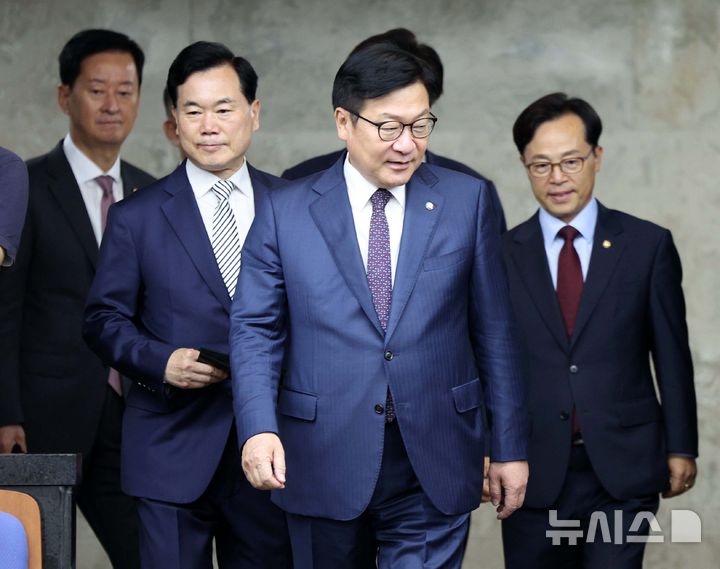 [서울=뉴시스] 고범준 기자 = 정점식 국민의힘 원내대표가 2일 서울 여의도 국회에서 열린 의원총회에 입장하고 있다. 2026.07.02. bjko@newsis.com