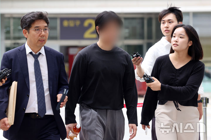 [서울=뉴시스] 조성우 기자 = 잠실 개표소 봉쇄 시위 초반 현장에서 근무 중이던 경찰관을 폭행한 혐의를 받는 20대 남성 B씨가 2일 서울 송파구 동부지방법원에서 열린 구속 전 피의자 심문(영장실질심사)에 출석하고 있다. 2026.07.02. xconfind@newsis.com
