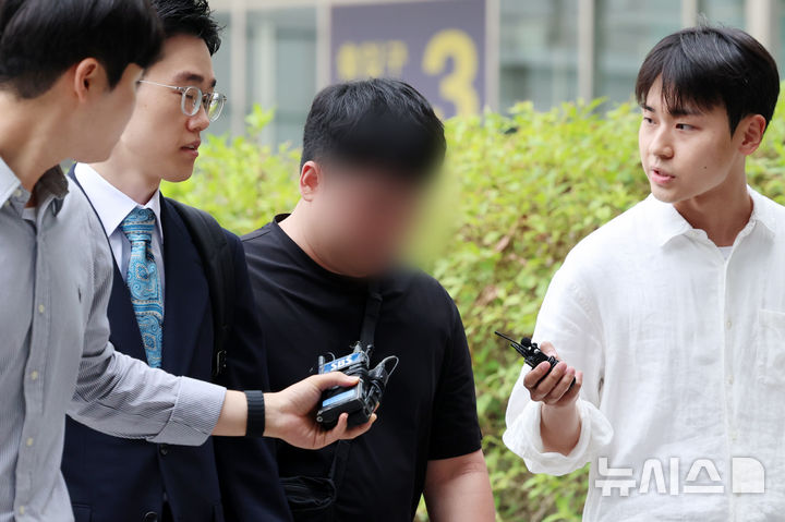 [서울=뉴시스] 조성우 기자 = 잠실 개표소 봉쇄 시위 초반 현장에서 근무 중이던 경찰관을 폭행한 혐의를 받는 20대 남성 A씨가 2일 서울 송파구 동부지방법원에서 열린 구속 전 피의자 심문(영장실질심사)에 출석하고 있다. 2026.07.02. xconfind@newsis.com