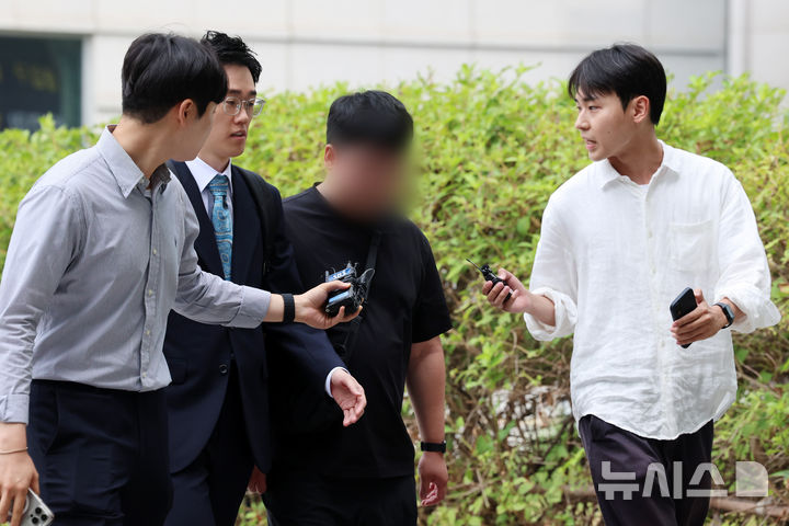 [서울=뉴시스] 조성우 기자 = 잠실 개표소 봉쇄 시위 초반 현장에서 근무 중이던 경찰관을 폭행한 혐의를 받는 20대 남성 A 씨가 2일 서울 송파구 동부지방법원에서 열린 구속 전 피의자 심문(영장실질심사)에 출석하고 있다. 2026.07.02. xconfind@newsis.com