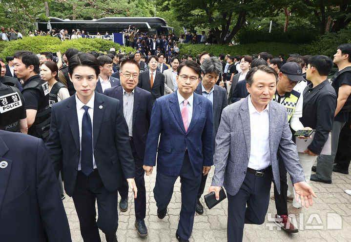 [서울=뉴시스] 김근수 기자 = 윤상현 국조특위 위원장과 6·3 지방선거 투표용지 부족 사태를 조사 중인 국회 국정조사특별위원회 위원들이 2일 서울 송파구 올림픽공원 내 개표소 내부로 이동하고 있다. 2026.07.02. ks@newsis.com
