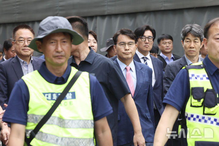 [서울=뉴시스] 김근수 기자 = 윤상현 국조특위 위원장과 6·3 지방선거 투표용지 부족 사태를 조사 중인 국회 국정조사특별위원회 위원들이 2일 서울 송파구 올림픽공원 내 개표소 내부로 진입을 시도하고 있다. 2026.07.02. ks@newsis.com