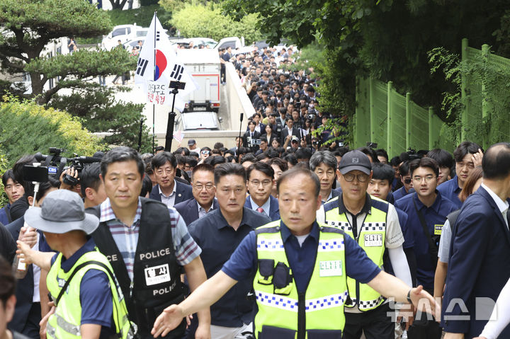 [서울=뉴시스] 김근수 기자 = 윤상현 국조특위 위원장과 6·3 지방선거 투표용지 부족 사태를 조사 중인 국회 국정조사특별위원회 위원들이 2일 서울 송파구 올림픽공원 내 개표소 내부로 진입을 시도하고 있다. 2026.07.02. ks@newsis.com