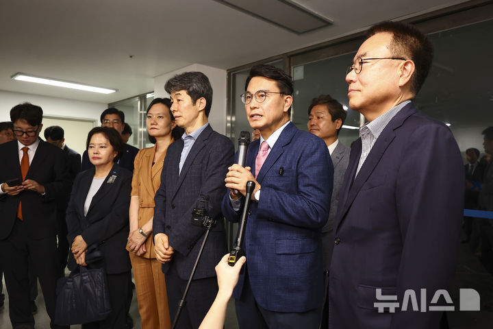 [서울=뉴시스] 김근수 기자 = 윤상현 국조특위 위원장이 2일 서울 송파구 올림픽공원 내 개표소 내부 현장조사를 마치고 브리핑을 하고 있다. 2026.07.02. ks@newsis.com