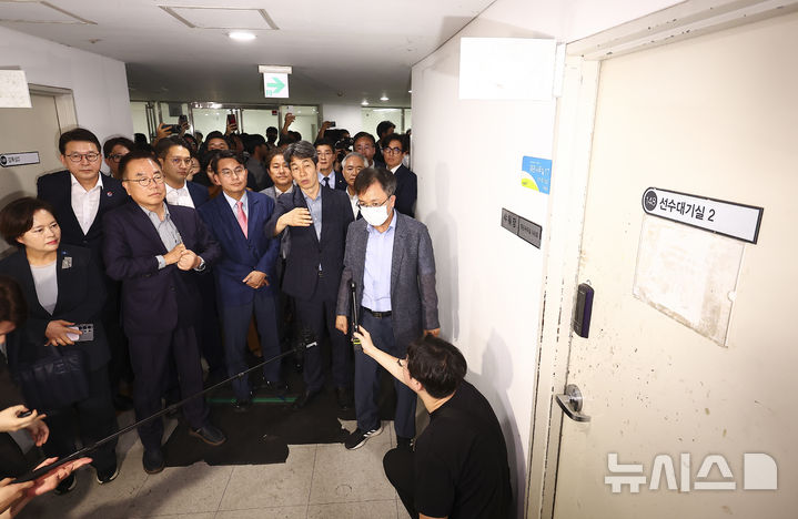 [서울=뉴시스] 김근수 기자 = 윤상현 국조특위 위원장과 6·3 지방선거 투표용지 부족 사태를 조사 중인 국회 국정조사특별위원회 위원들이 2일 서울 송파구 올림픽공원 내 개표소 내부에서 투표함이 보관돼 있는 장소를 둘러보고 있다. 2026.07.02. ks@newsis.com