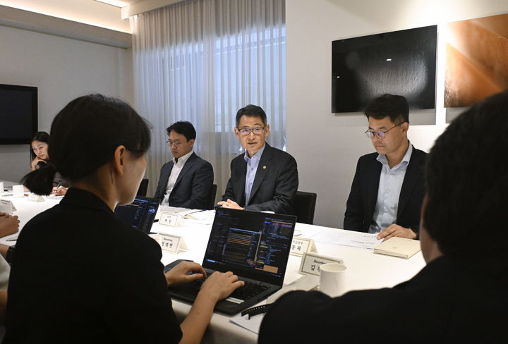 [서울=뉴시스] 허장 재정경제부 차관이 2일 서울 종로구 달개비에서 열린 '외신기자 간담회'를 주재, 모두발언을 하고 있다. (사진=재정경제부 제공). 2026.07.02. photo@newsis.com *재판매 및 DB 금지