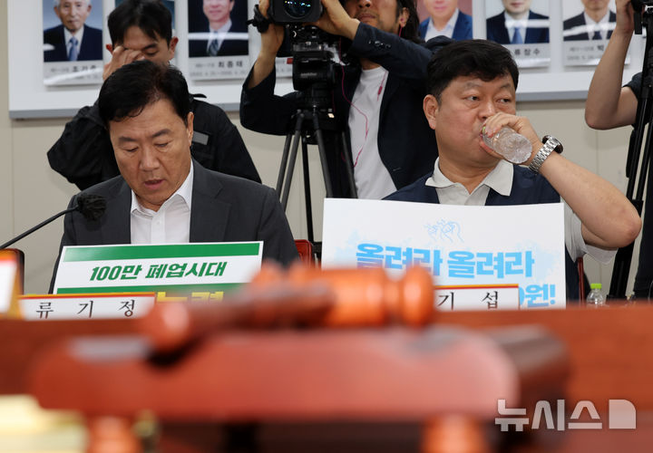[세종=뉴시스] 배훈식 기자 = 최저임금위원회 류기섭(오른쪽) 근로자 위원과 류기정 사용자 위원이 2일 오후 세종시 정부세종청사에서 열린 최저임금위 제11차 전원회의에서 나란히 앉아 있다. 2026.07.02. dahora83@newsis.com