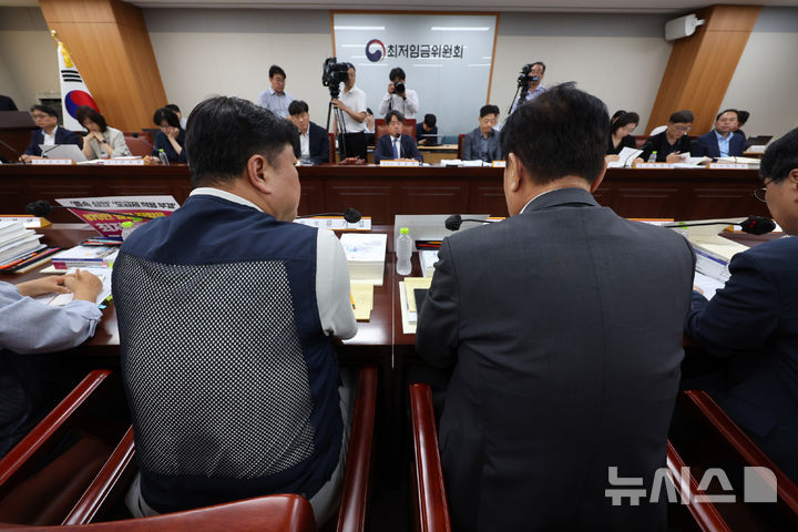 [세종=뉴시스] 배훈식 기자 = 최저임금위원회 류기섭(왼쪽) 근로자 위원과 류기정 사용자 위원이 2일 오후 세종시 정부세종청사에서 열린 최저임금위 제11차 전원회의에서 나란히 앉아 있다. 2026.07.02. dahora83@newsis.com