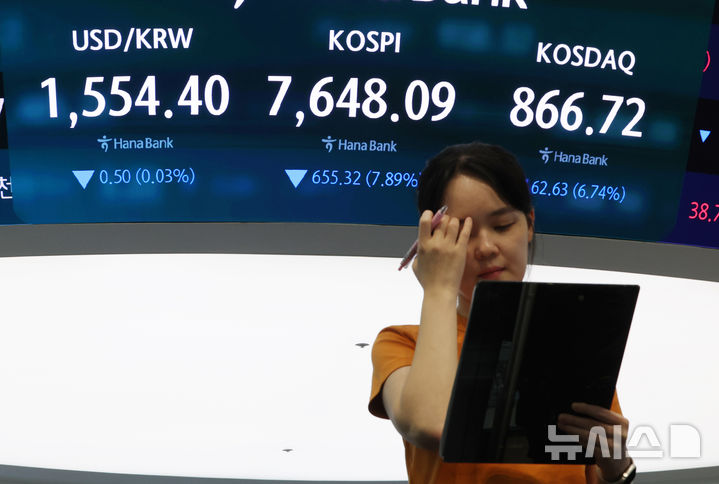 [서울=뉴시스] 김명년 기자 = 2일 오후 서울 중구 하나은행 딜링룸에서 딜러들이 업무를 보고 있다. 코스피는 전 거래일(8303.41)보다 655.32포인트(7.89%) 하락한 7648.09에 장을 마쳤다. 코스닥 지수는 전 거래일(929.35)보다 62.63포인트(6.74%) 내린 866.72에 거래를 종료했다. 서울 외환시장에서 원·달러 환율은 전 거래일(1554.9원)보다 0.9원 오른 1555.8원에 주간 거래를 마감했다. 2026.07.02. kmn@newsis.com
