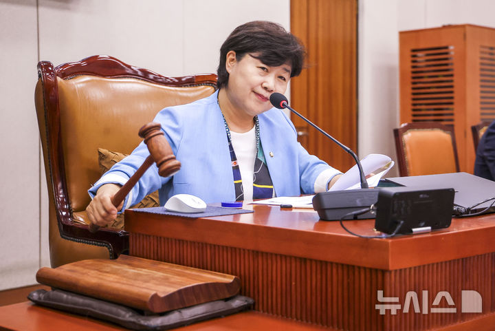 [서울=뉴시스] 정병혁 기자 = 서영교 신임 법제사법위원장이 2일 서울 여의도 국회에서 열린 국회 법제사법위원회 전체회의에서 의사봉을 두드리고 있다. 2026.07.02. jhope@newsis.com