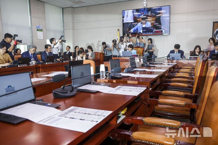 [서울=뉴시스] 정병혁 기자 = 서영교 신임 법제사법위원장이 2일 서울 여의도 국회에서 열린 국회 법제사법위원회 전체회의에서 의사봉을 두드리고 있다. 2026.07.02. jhope@newsis.com