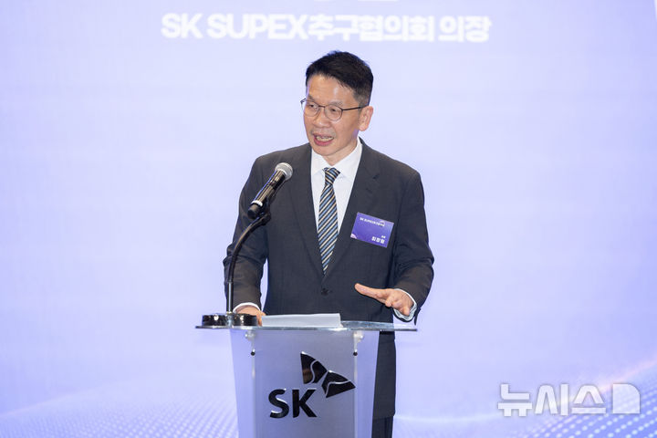 [서울=뉴시스] 황준선 기자 = 최창원 SK수펙스추구협의회 의장이 2일 오후 서울 중구 SK텔레콤 수펙스홀에서 열린 SK-협력사-공정거래위원회 상생협약 체결식에서 환영사를 하고 있다. 2026.07.02. hwang@newsis.com