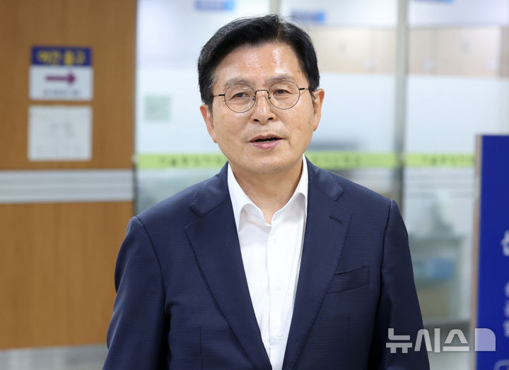 [서울=뉴시스] 이영환 기자 = 황교안 전 총리가 2일 오후 서울 서초구 서울중앙지방법원에서 열린 내란선동 혐의 1차 공판에 출석하며 취재진에게 인사를 하고 있다. 2026.07.02. 20hwan@newsis.com