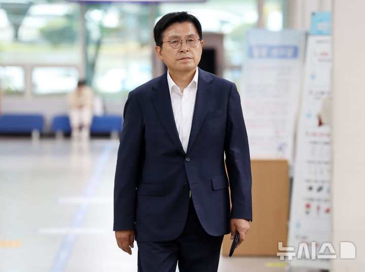 [서울=뉴시스] 이영환 기자 = 황교안 전 총리가 2일 오후 서울 서초구 서울중앙지방법원에서 열린 내란선동 혐의 1차 공판에 출석하고 있다. 2026.07.02. 20hwan@newsis.com