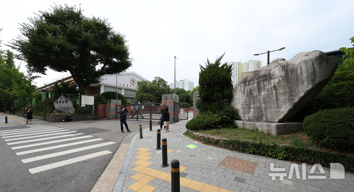 [서울=뉴시스] 김선웅 기자 = 2일 오후 서울 강동구 배재고등학교 앞에 놓여 있던 배재고 야구부 비판 및 응원 화환이 수거돼있다. 배재고 야구부는 지난달 29일 고교야구 대회 도중 상대 팀 광주일고를 향해 '스타벅스 가야지' 응원 구호를 외쳐 논란을 빚었고 대한야구소프트볼협회는 스포츠공정위원회를 개최해 배재고 야구부에 전국대회 출전 정지 6개월 중징계를 내렸다. 배재고 앞에는 논란과 관련된 야구부 비판 및 응원 화환이 다수 놓여 있었으나 이날 오후 도로법 제74조에 근거, 강동구청에 의해 수거 됐다. 2026.07.02. mangusta@newsis.com