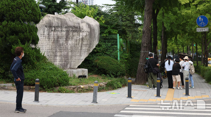 [서울=뉴시스] 김선웅 기자 = 2일 오후 서울 강동구 배재고등학교 앞에 놓여 있던 배재고 야구부 비판 및 응원 화환이 수거돼있다. 배재고 야구부는 지난달 29일 고교야구 대회 도중 상대 팀 광주일고를 향해 '스타벅스 가야지' 응원 구호를 외쳐 논란을 빚었고 대한야구소프트볼협회는 스포츠공정위원회를 개최해 배재고 야구부에 전국대회 출전 정지 6개월 중징계를 내렸다. 배재고 앞에는 논란과 관련된 야구부 비판 및 응원 화환이 다수 놓여 있었으나 이날 오후 도로법 제74조에 근거, 강동구청에 의해 수거 됐다. 2026.07.02. mangusta@newsis.com