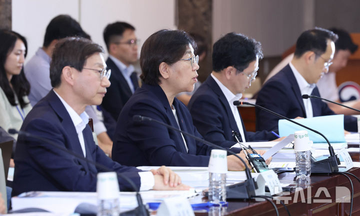 [서울=뉴시스] 조수정 기자 = 정은경 보건복지부 장관이 2일 오후 서울 종로구 정부서울청사에서 열린 2026년도 제6차 국민연금기금운용위원회 회의를 주재하고 있다. 2026.07.02. chocrystal@newsis.com