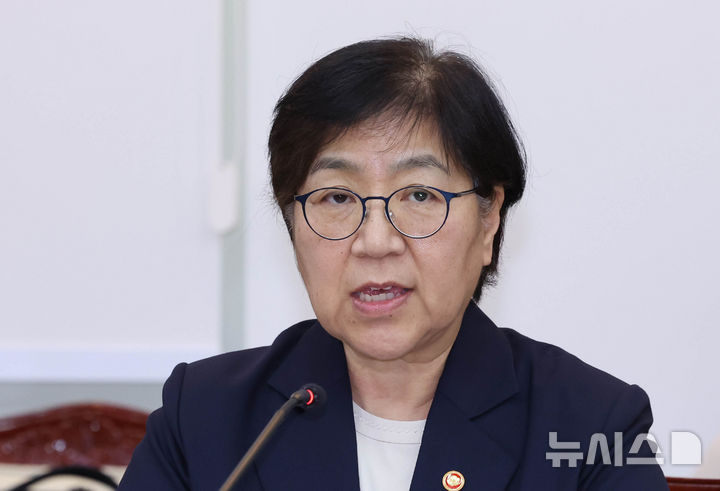 [서울=뉴시스] 조수정 기자 = 정은경 보건복지부 장관이 지난 2일 오후 서울 종로구 정부서울청사에서 열린 2026년도 제6차 국민연금기금운용위원회 회의를 주재하고 있는 모습. 2026.07.02. chocrystal@newsis.com
