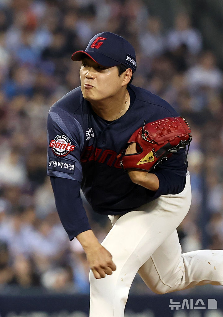 [서울=뉴시스] 김선웅 기자 = 2일 서울 송파구 잠실야구장에서 열린 2026 프로야구 롯데 자이언츠 vs 두산 베어스 경기, 1회말 롯데 선발투수 나균안이 역투하고 있다. 2026.07.02. mangusta@newsis.com