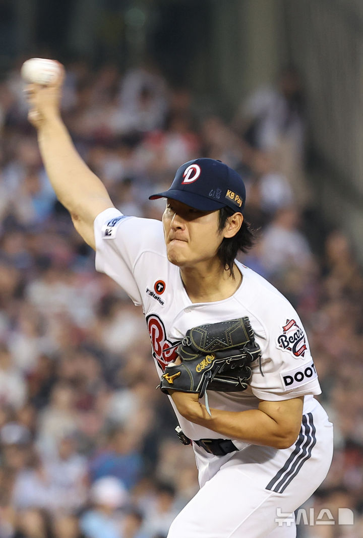 [서울=뉴시스] 김선웅 기자 = 2일 서울 송파구 잠실야구장에서 열린 2026 프로야구 롯데 자이언츠 vs 두산 베어스 경기, 1회초 두산 선발투수 곽빈이 역투하고 있다. 2026.07.02. mangusta@newsis.com