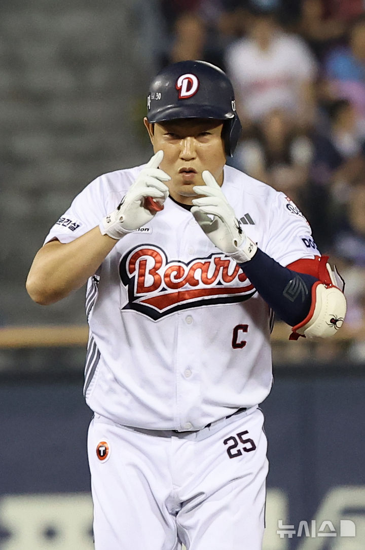 [서울=뉴시스] 김선웅 기자 = 2일 서울 송파구 잠실야구장에서 열린 2026 프로야구 롯데 자이언츠 vs 두산 베어스 경기, 2회말 두산 4번타자 양의지가 우익수 오른쪽 2루타를 때린 뒤 2루에 안착해 세레머니를 하고 있다. 2026.07.02. mangusta@newsis.com