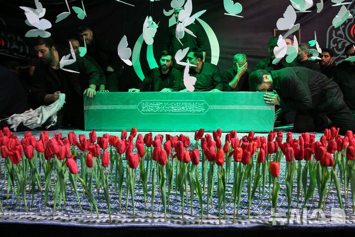 [테헤란=AP/뉴시스]미국과 이스라엘의 표적 공습으로 사망한 아야톨라 세예드 알리 하메네이 전 이란 최고지도자의 시신이 장례 절차를 이어가기 위해 이란의 종교도시 곰에 도착했다. 사진은 지난 2일 테헤란에서 조문객들이 관 주변에서 애도하는 모습, 2026.07.07