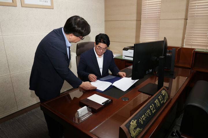 [상주=뉴시스] 취임 후 첫 결제하는 안재민 시장. (사진=상주시 제공) 2026.07.03 photo@newsis.com *재판매 및 DB 금지