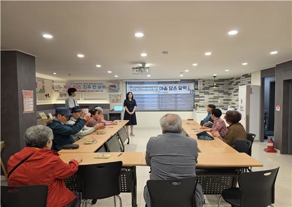 [진주=뉴시스]진주시 평거종합복지관, 고독사 예방 프로그램 운영.(사진= 평거복지관 제공).2026.07.03.photo@newsis.com *재판매 및 DB 금지
