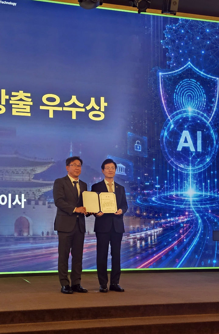 지난 2일 서울 용산 피스앤파크컨벤션에서 열린 '2026 IT 21 글로벌 컨퍼런스'에서 'AI 데이터 가치 창출 우수상'을 수상한 박재한 비트플래닛 SI사업부문 대표(왼쪽)가 양재수 한국데이터산업진흥원장(오른쪽)과 기념촬영을 하고 있다. (사진=비트플래닛) *재판매 및 DB 금지