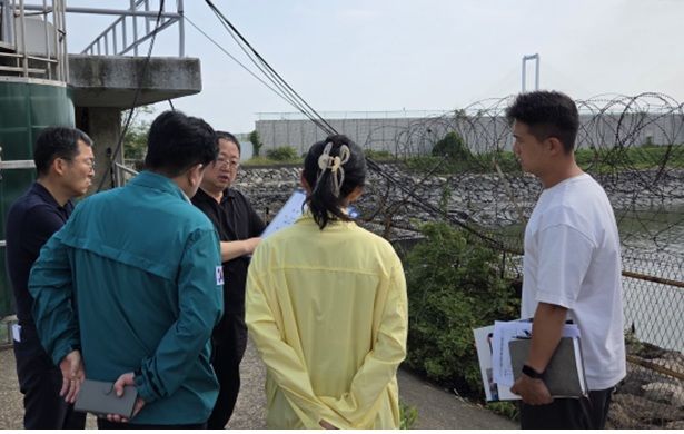 청라 심곡천 일대를 점검 중인 인천경제청. (사진=인천경제청 제공) 2026.07.03. photo@newsis.com *재판매 및 DB 금지