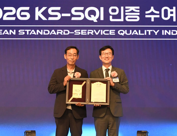 [서울=뉴시스] 11번가가 한국표준협회(KSA)가 주관하는 2026 한국서비스품질지수(KS-SQI) 조사에서 e커머스 부문 1위에 선정되며 서비스 론칭 이후 19년 연속 정상에 올랐다. (사진=11번가 제공) *재판매 및 DB 금지