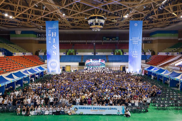 [서울=뉴시스] 한양대 '2026 한양국제여름학교(HISS)' 프로그램 참가자들이 기념 사진을 촬영하고 있다. (사진=한양대 제공) 2026.07.03. photo@newsis.com *재판매 및 DB 금지