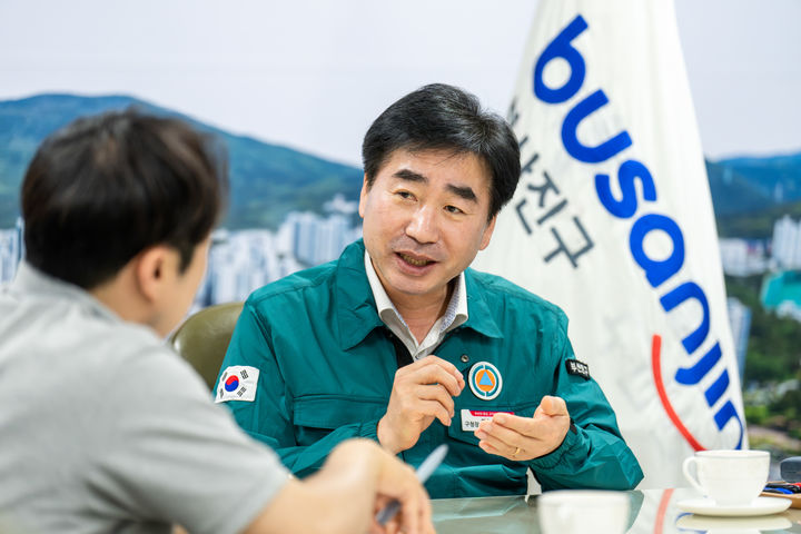 [부산=뉴시스] 김영욱 부산진구청장이 뉴시스와 인터뷰 하고 있다. (사진=부산진구청 제공) 2026.07.03. photo@newsis.com *재판매 및 DB 금지
