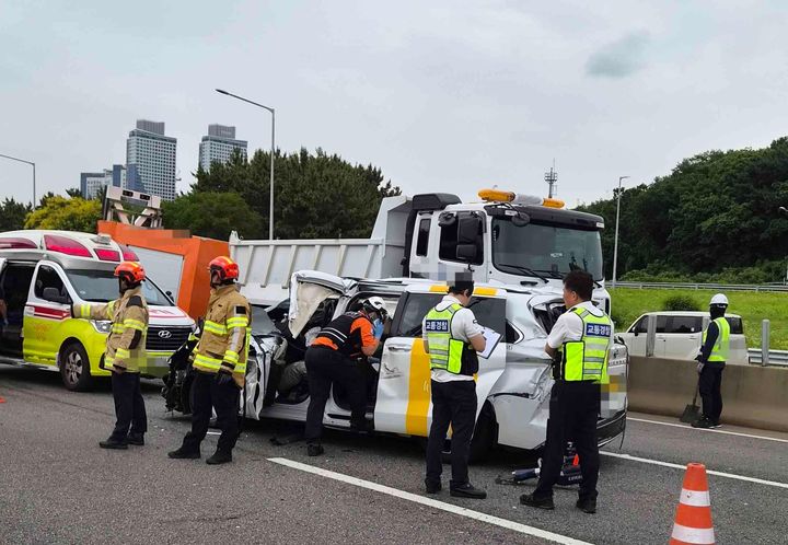 인천공항고속도로 2차 사고 현장. (사진=인천소방본부 제공) 2026.07.03. photo@newsis.com *재판매 및 DB 금지