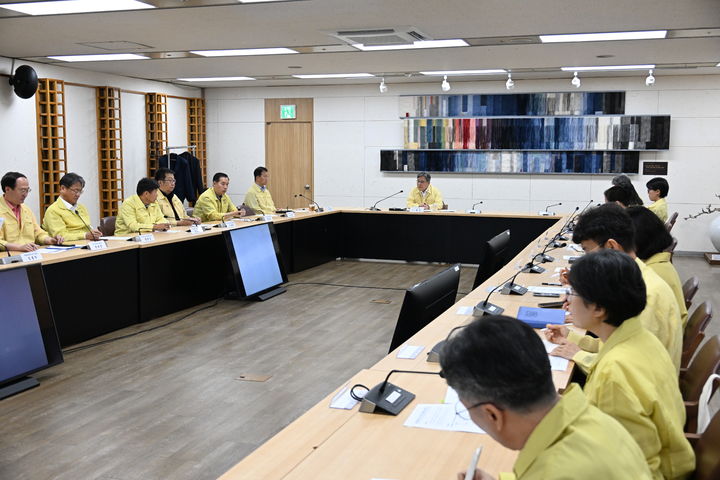 [서울=뉴시스]지난 2일 정부대전청사에서 재난안전대책회의를 주재하는 허민 국가유산청장 (사진=국가유산청 제공) 2026.07.03 photo@newsis.com *재판매 및 DB 금지