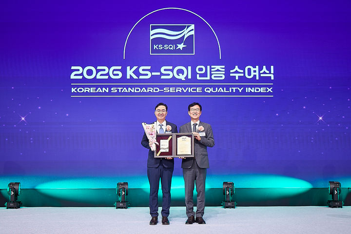 [서울=뉴시스] 최찬호 HD현대오일뱅크 영업지원부문장(왼쪽)이 지난 2일 서울 중구 롯데호텔 서울에서 2026년 한국서비스품질지수(KS-SQI) 주유소 부문 1위를 기념해 촬영하는 모습. (사진=HD현대오일뱅크) 2026.07.03 photo@newsis.com *재판매 및 DB 금지 *재판매 및 DB 금지